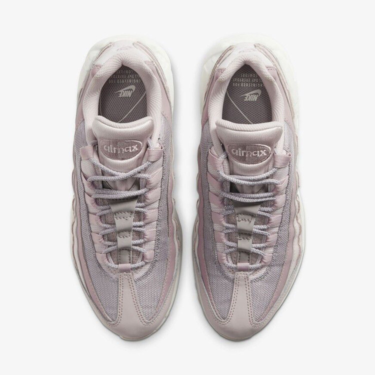 รองเท้า Nike Blazer สีขาวพร้อมดีไซน์ของ swoosh สีดำดูล้ำสมัย