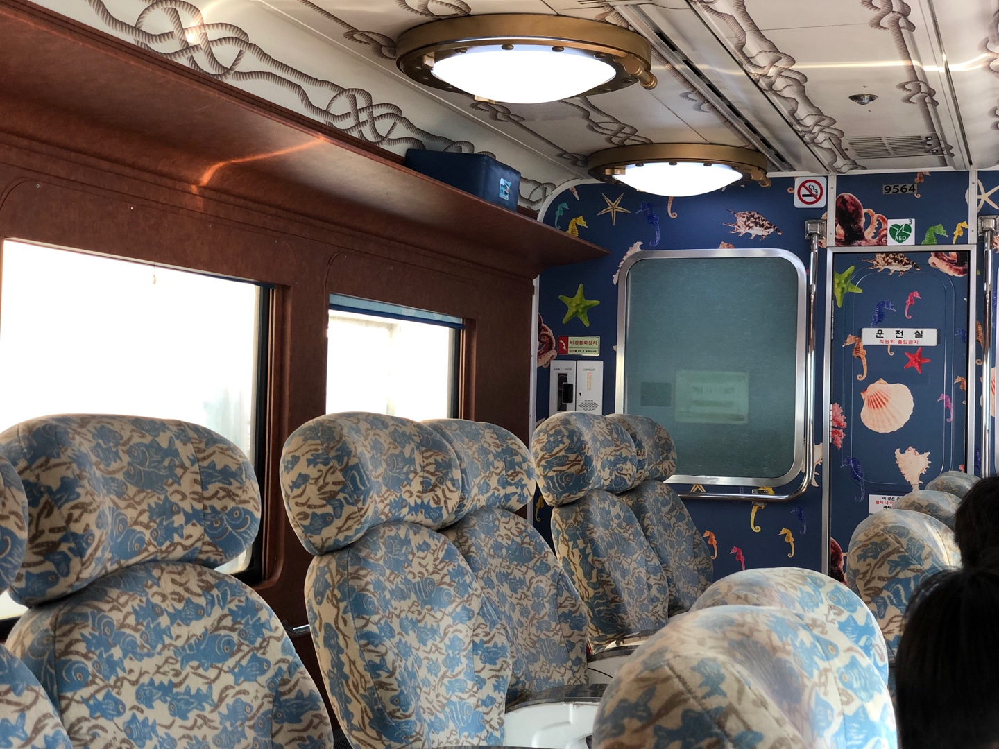 東海観光列車の内部、海岸を楽しむためのカラフルで快適な座席