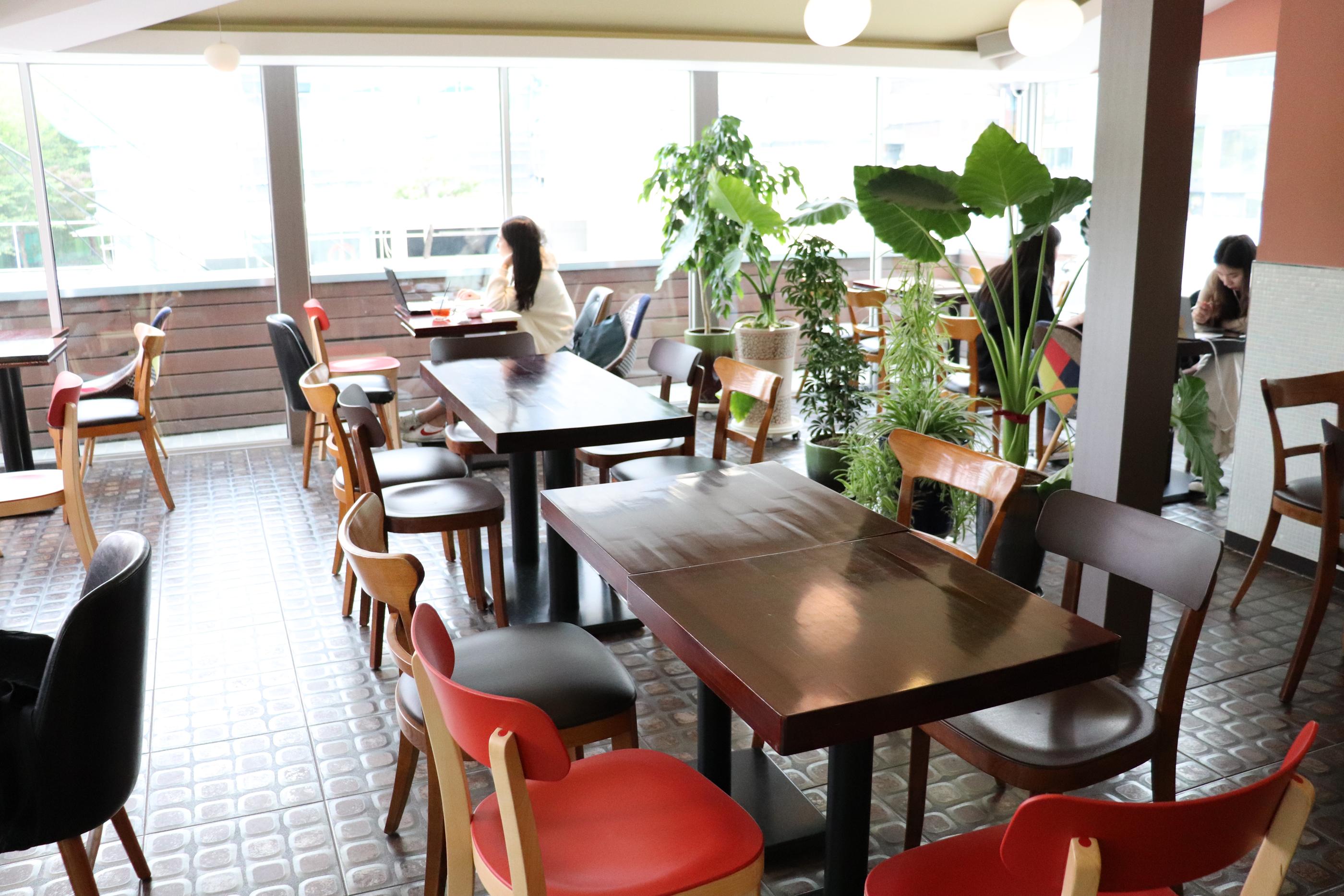 Cafe Pera | Ewha A fancy cafe with a mature aesthetic atmosphere and delicious strawberry tart
