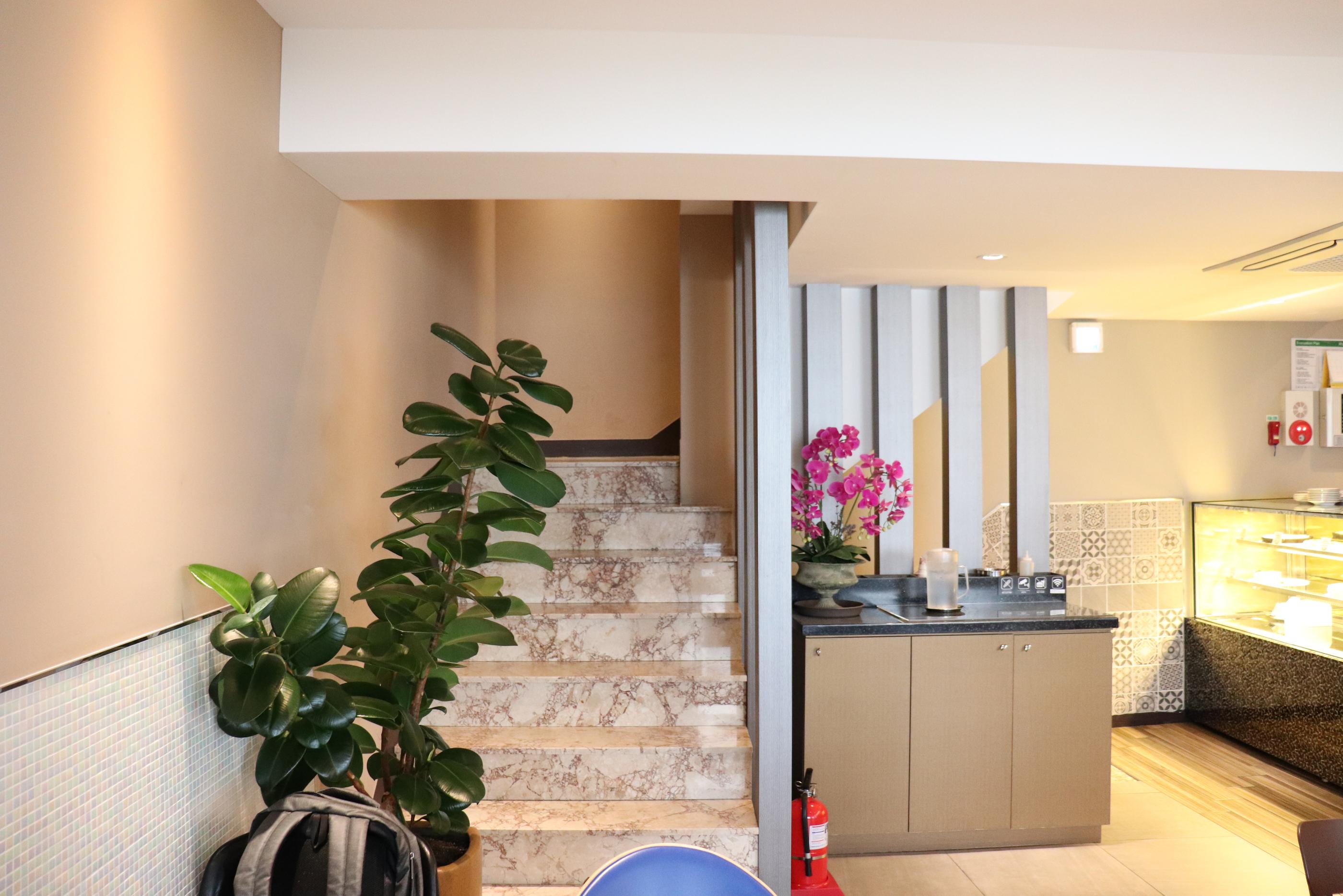 Cafe Pera | Ewha A fancy cafe with a mature aesthetic atmosphere and delicious strawberry tart