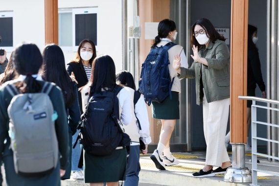 韓國開學日，學生排隊進入校園