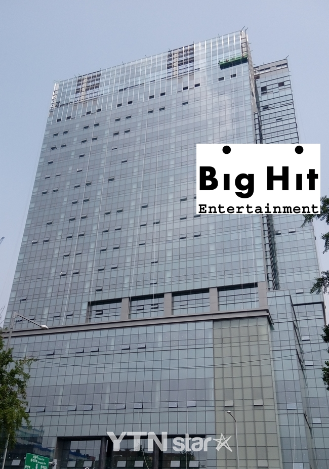 พบกลุ่มผู้ติดเชื้อปรากฏตัวบริเวณตึกของบริษัท Big Hit ต้นสังกัล BTS และ TXT ! ด้านบริษัทBig Hit เพิ่มมาตรการป้องกันไวรัสและให้พนักงานทุกคน work from home