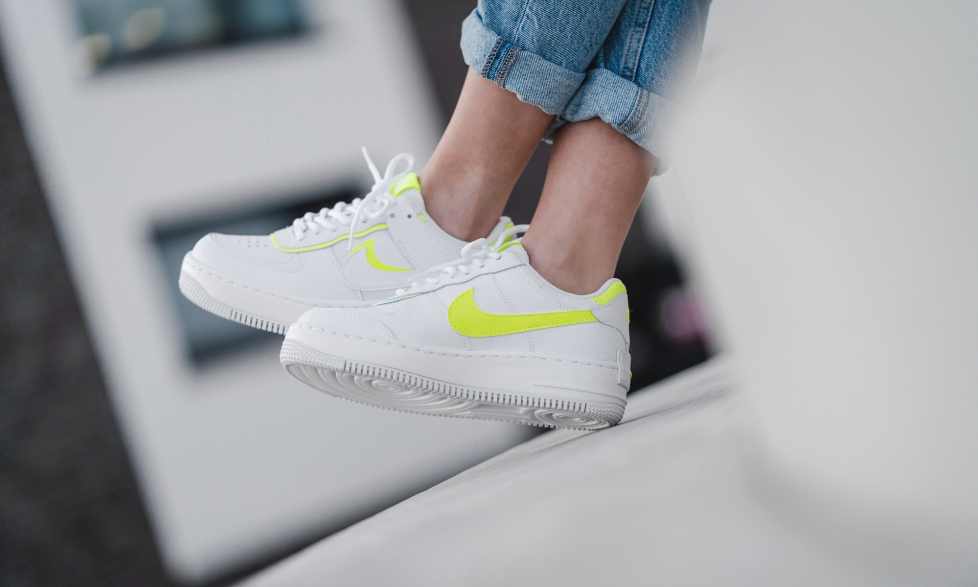 รองเท้า Nike Air Force 1 Shadow สีสันขาวเขียวสะท้อนแสงใส่คู่กับกางเกงยีน