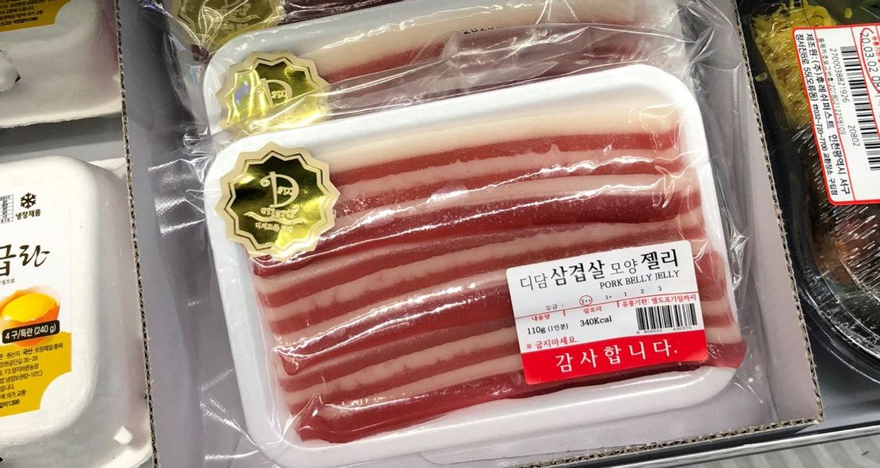 GS25便利店售卖的猪肉三层肉，包装上有韩文标签，显示成分及卡路里信息。