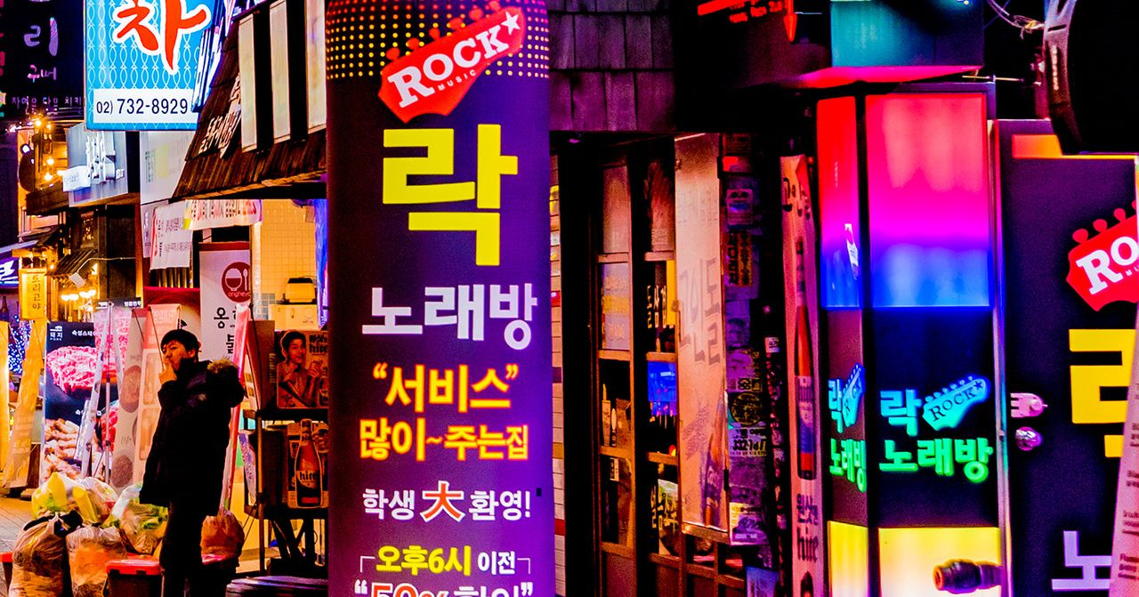 韓國夜市街道，充滿燈火通明的商店招牌