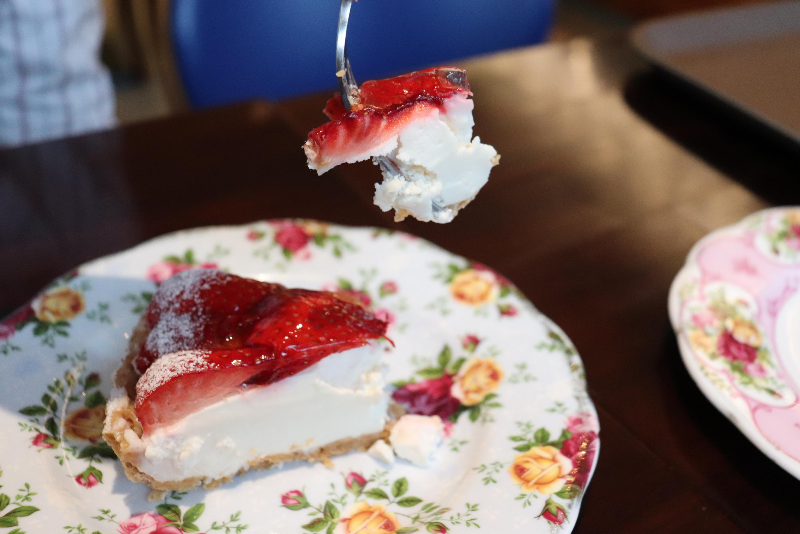 Cafe Pera | Ewha A fancy cafe with a mature aesthetic atmosphere and delicious strawberry tart