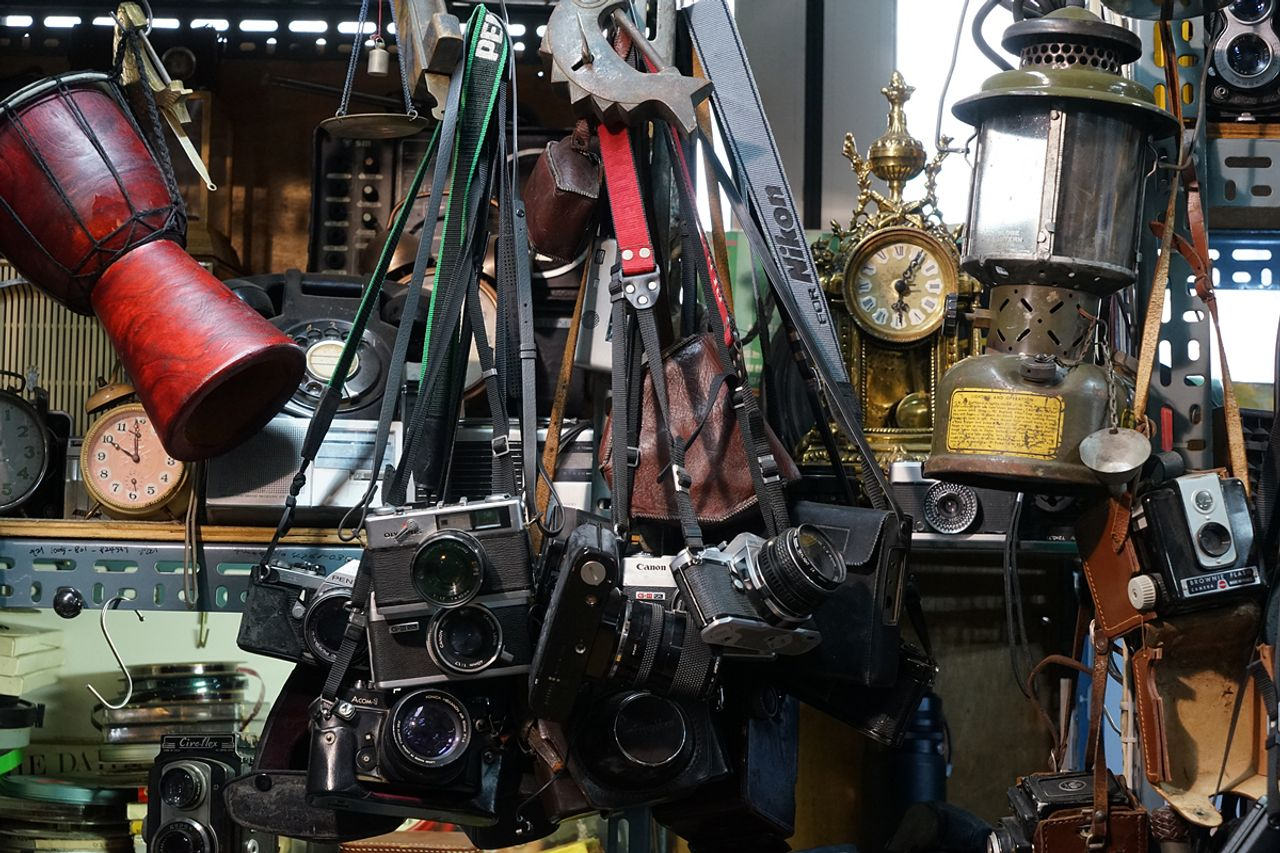 ภาพของกล้องถ่ายรูปและของตกแต่งในร้านขายสินค้ามือสองที่ตลาดพุงมุล โซล