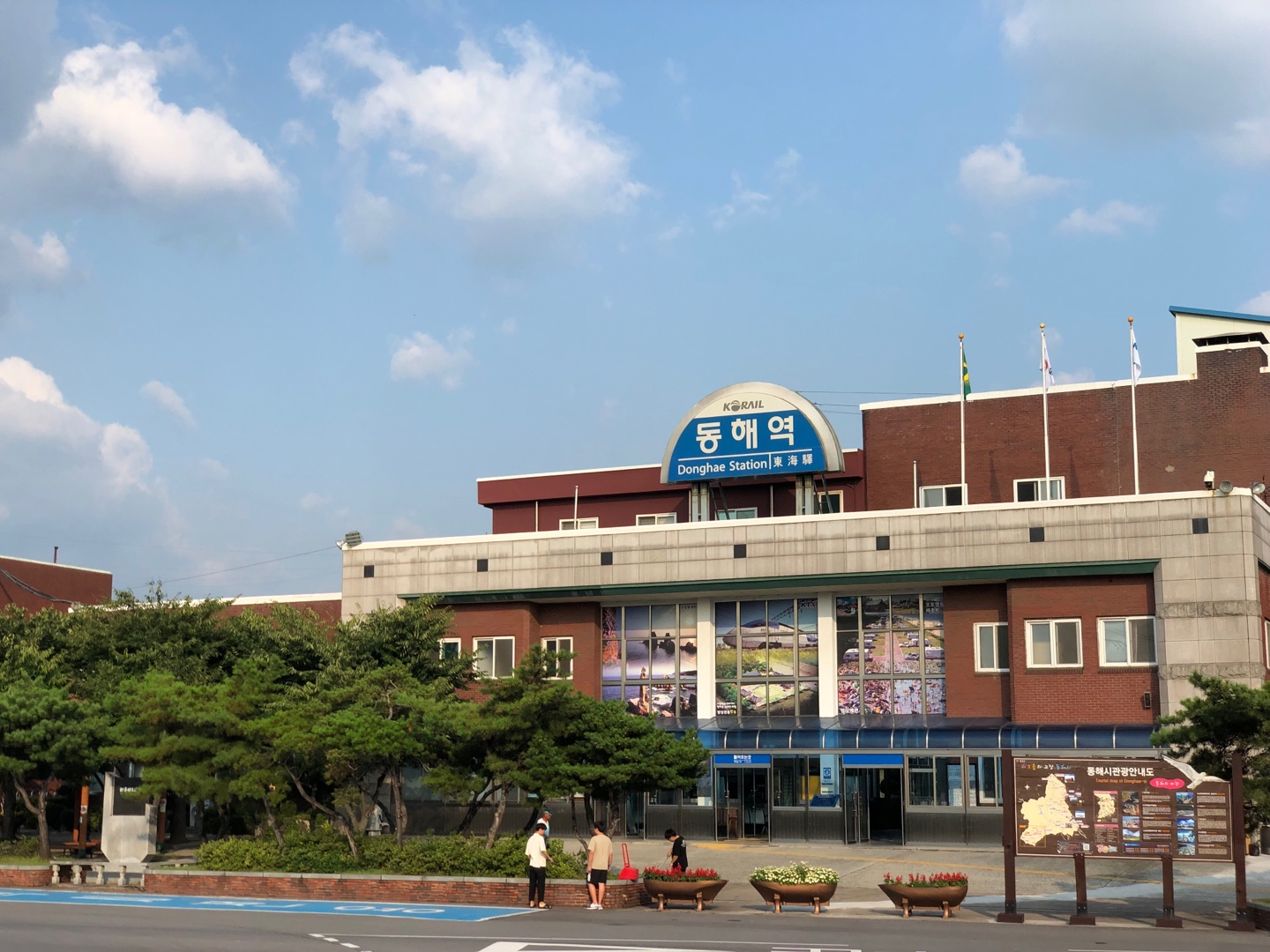 東海駅の外観と入口、交通が便利になった新しい観光スポット