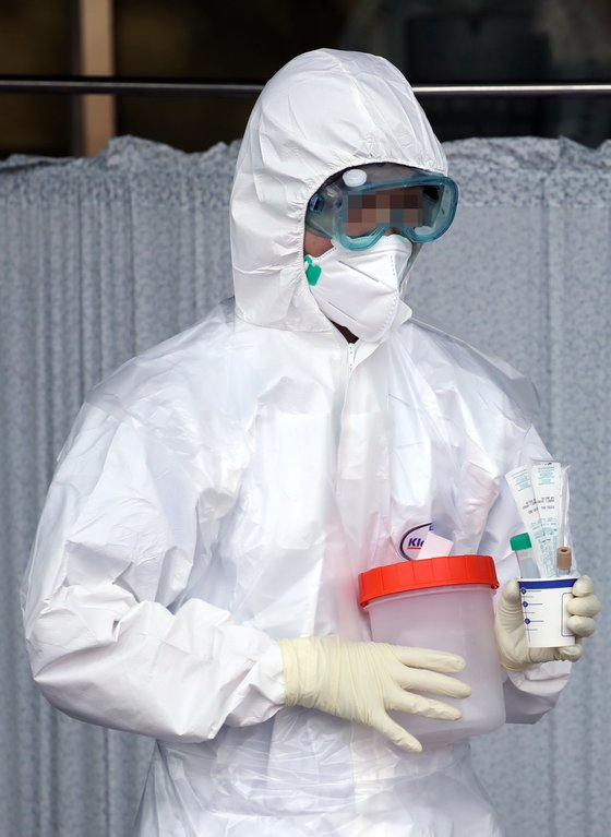 การเลือกตั้งในประเทศเกาหลีใต้ที่กำลังจะเกิดขึ้น ต้องงดเว้นการร่วมตัวของประชาชนจำนวนมาก และการเลือกตั้งล่วงหน้าที่ผ่านมามีประชาชนออกมาเลือกตั้งมากถึง 26%! ผู้มาเลือกตั้งต้องผ่านการฆ่าเชื้อ,ใส่ถุงมือ รวมไปถึงผู้ติดเชื้อก็มีสิทธิ์ในการเลือกตั้งครั้งนี้!!