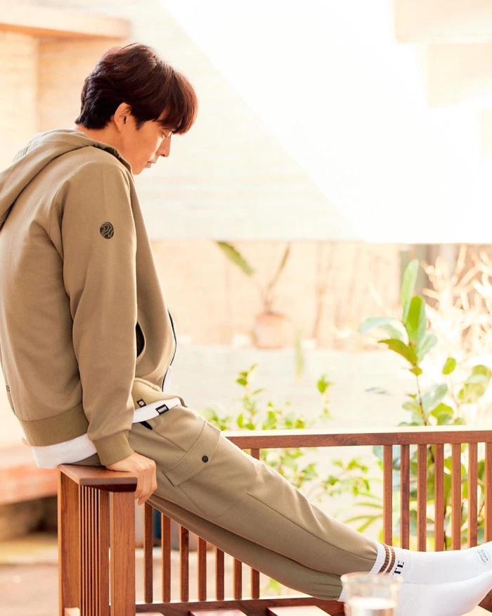 轻松坐在长椅上的孔刘，倾斜着上身，细腻地表达出Discovery品牌中活力与优雅并存的理念。