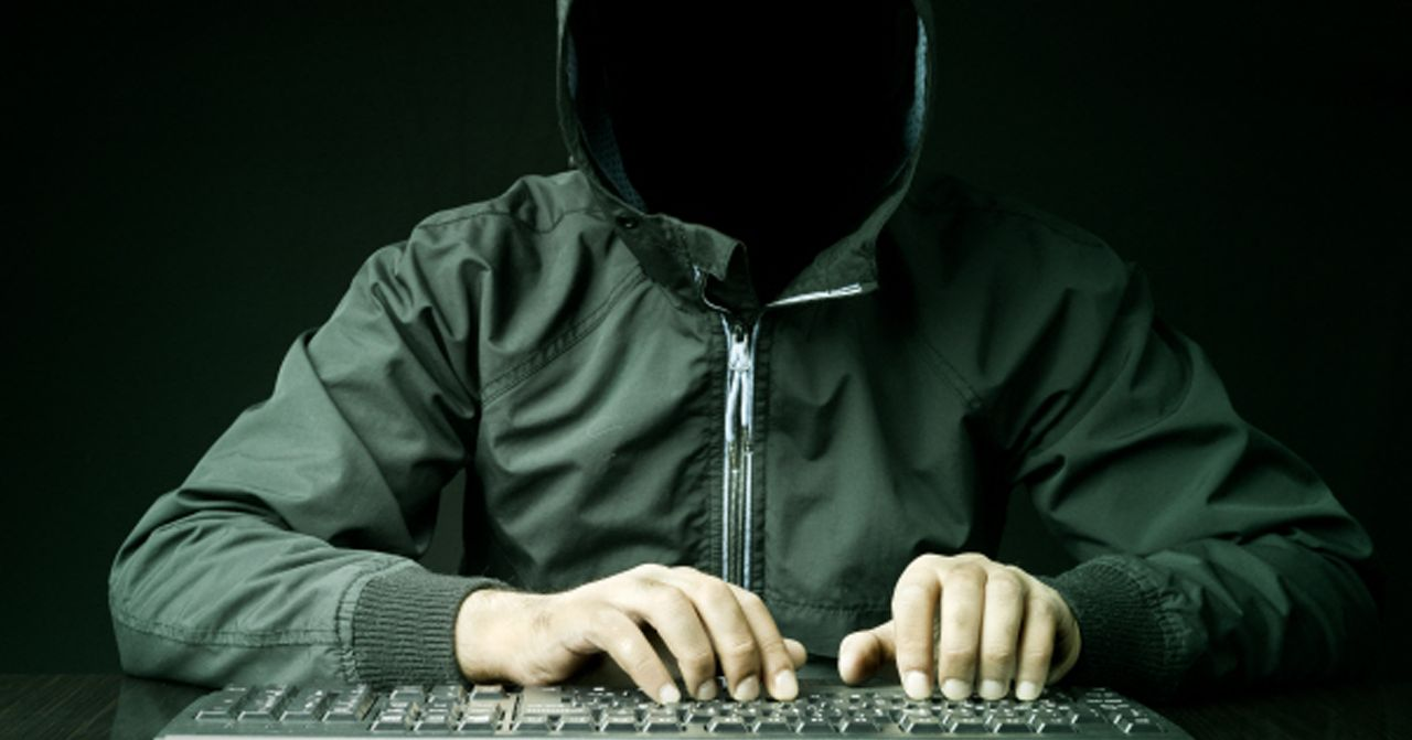 韩国徐康俊主演电影中的场景，描绘了一位网络犯罪黑客 - 创意黑客形象图