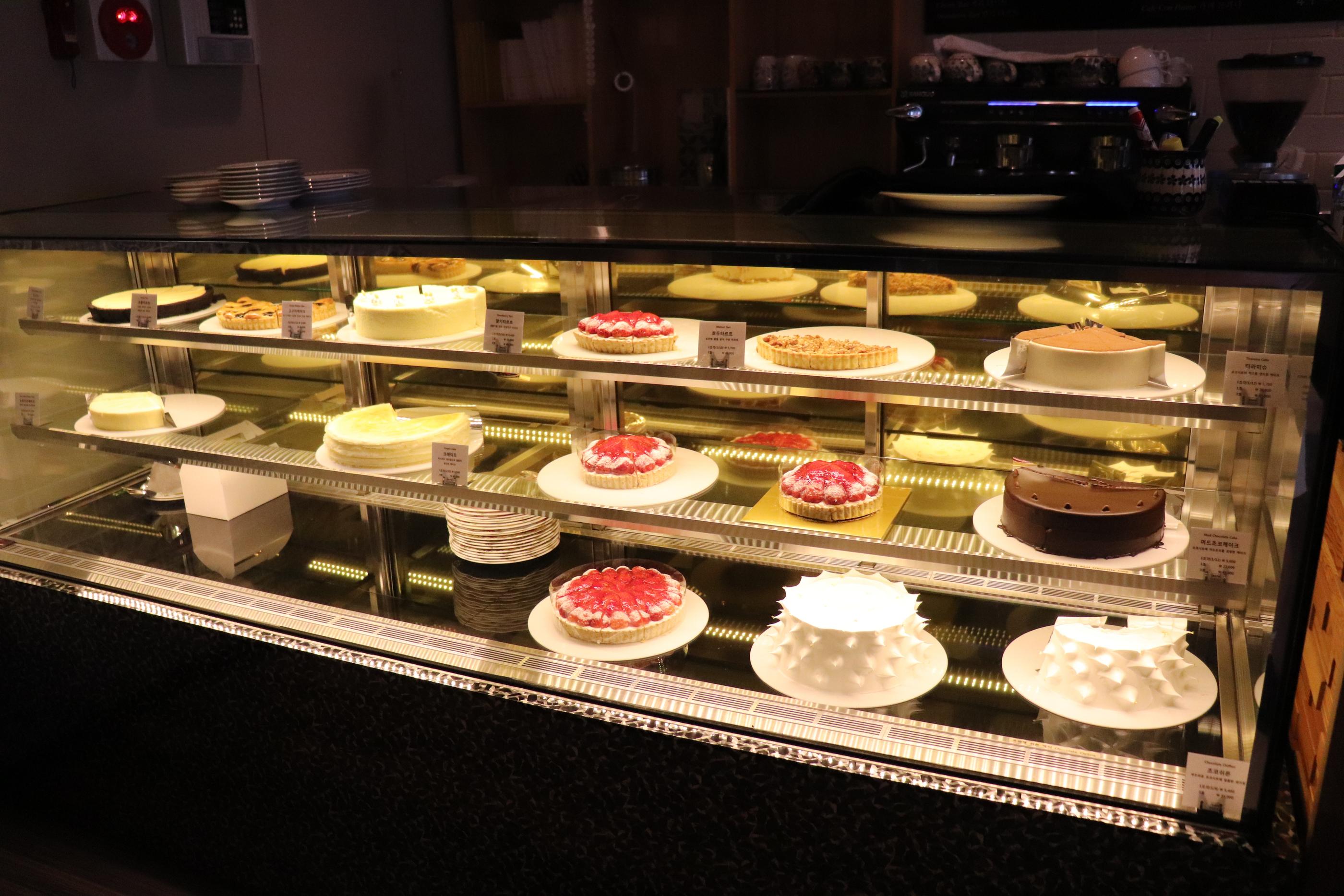 Cafe Pera | Ewha A fancy cafe with a mature aesthetic atmosphere and delicious strawberry tart