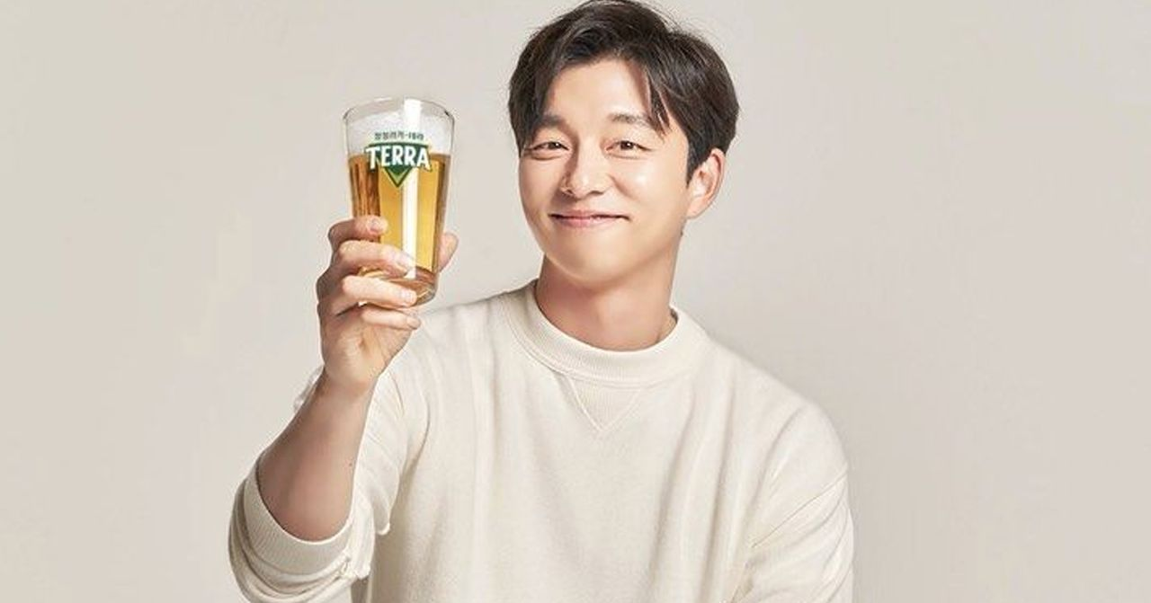 擁有一杯Terra啤酒，Terra是韓國受歡迎的啤酒品牌之一。
