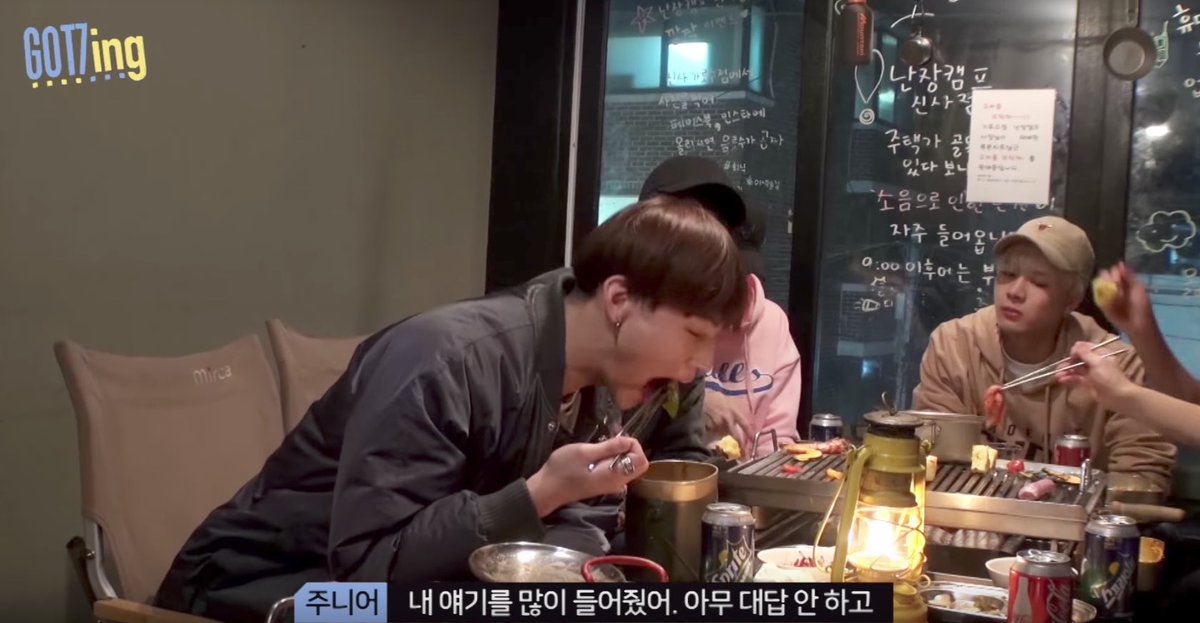 캠핑 스타일의 난장 캠프 내부 모습입니다. 테이블과 의자가 아웃도어 감성을 자아내며 독특한 분위기를 제공합니다.