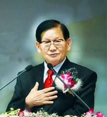 李萬熙被控告的新聞圖片，與新天地教事件有關。