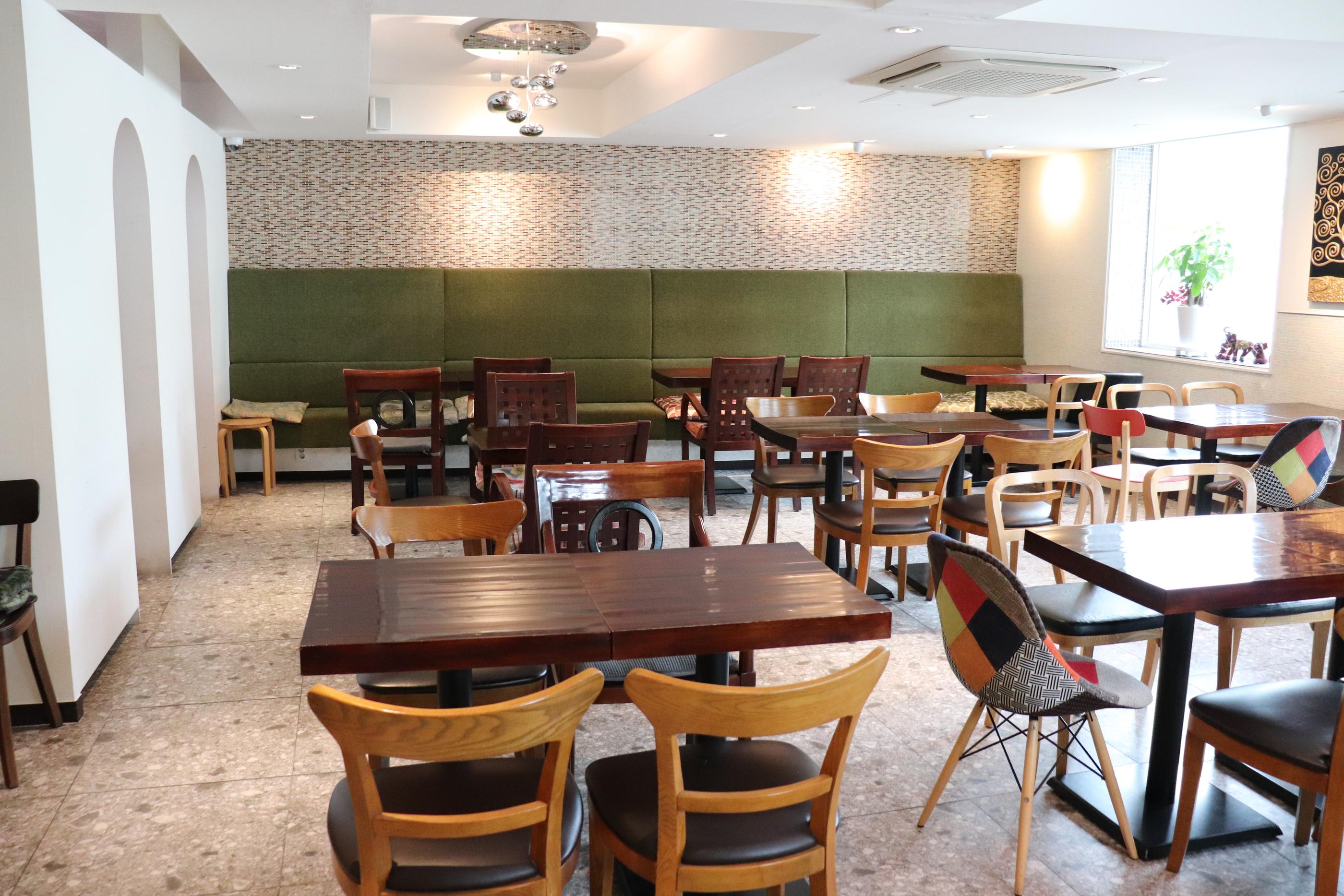 Cafe Pera | Ewha A fancy cafe with a mature aesthetic atmosphere and delicious strawberry tart