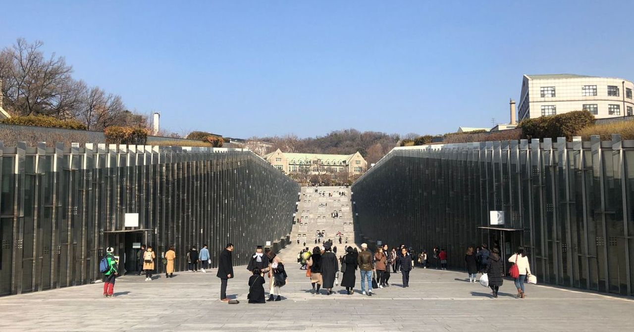 梨花女子大學室外全景，寧靜的校園環境，遊客被暫時禁止進入以防範武漢肺炎疫情擴散。
