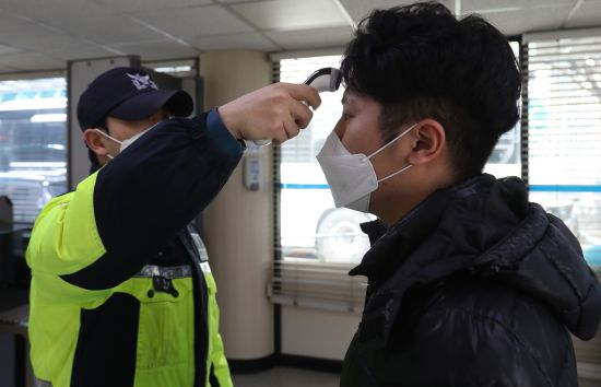 ตามรอยภาพยนต์...? เพื่อป้องกันการแพร่กระจายของไวรัส รัฐบาลเกาหลีทำการตรวจสอบคนแทกูที่มีไข้ภายใน 2 อาทิตย์กว่า 28,000 คน