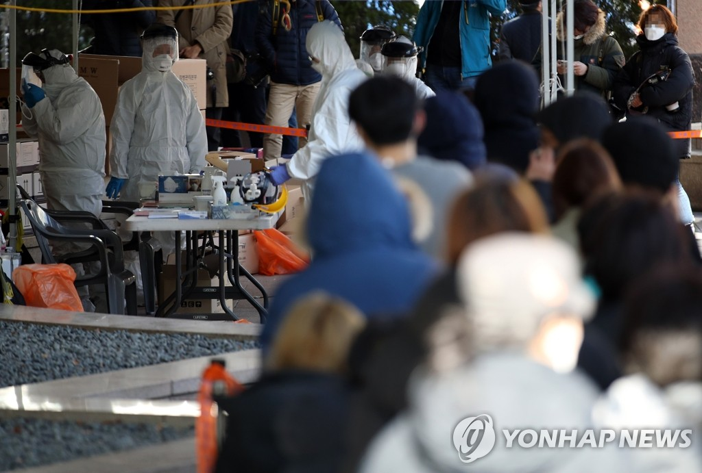 首爾職場群聚感染早有跡象！2月底職員就出現發燒、不適症狀...207位確診77例(37%)