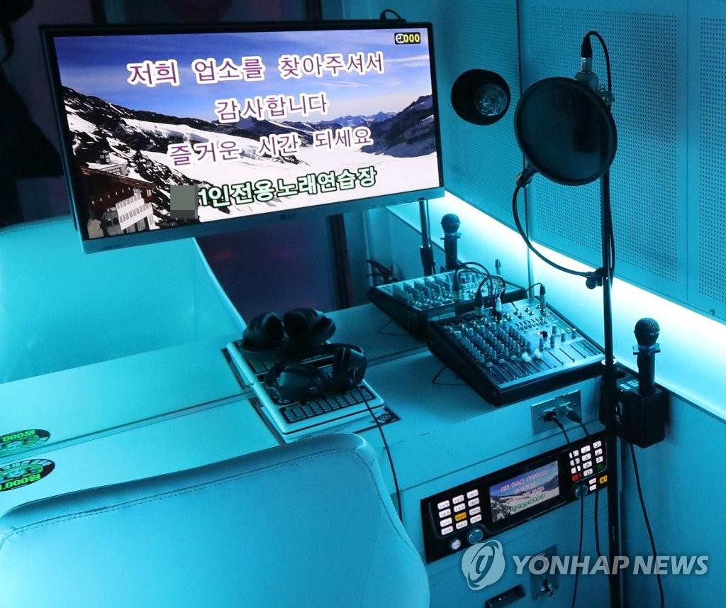 コインカラオケの内部の様子。マイクやミキサー、一人用の歌練習スタジオが映っている。