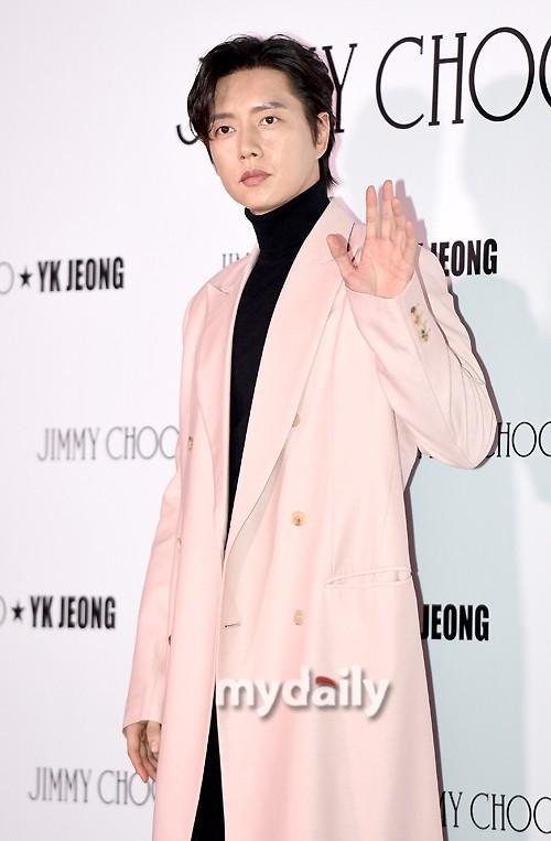 ピンクのコートを着ている俳優パク・ヘジンがイベントで手を振っている。韓国の有名俳優であり、新ドラマ『クライムパズル』のキャスティングが決定したことが話題。