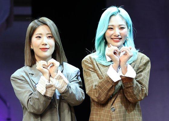 赤頬思春期、アンジヨンとウジユンがショーケースでポーズをとる。