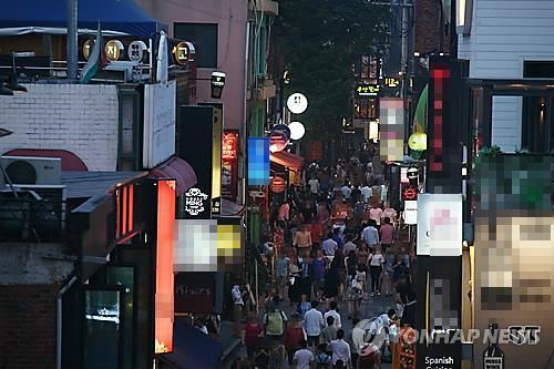 梨泰院のにぎやかな夜景、混雑した世界料理通りの歩行者が賑わう様子