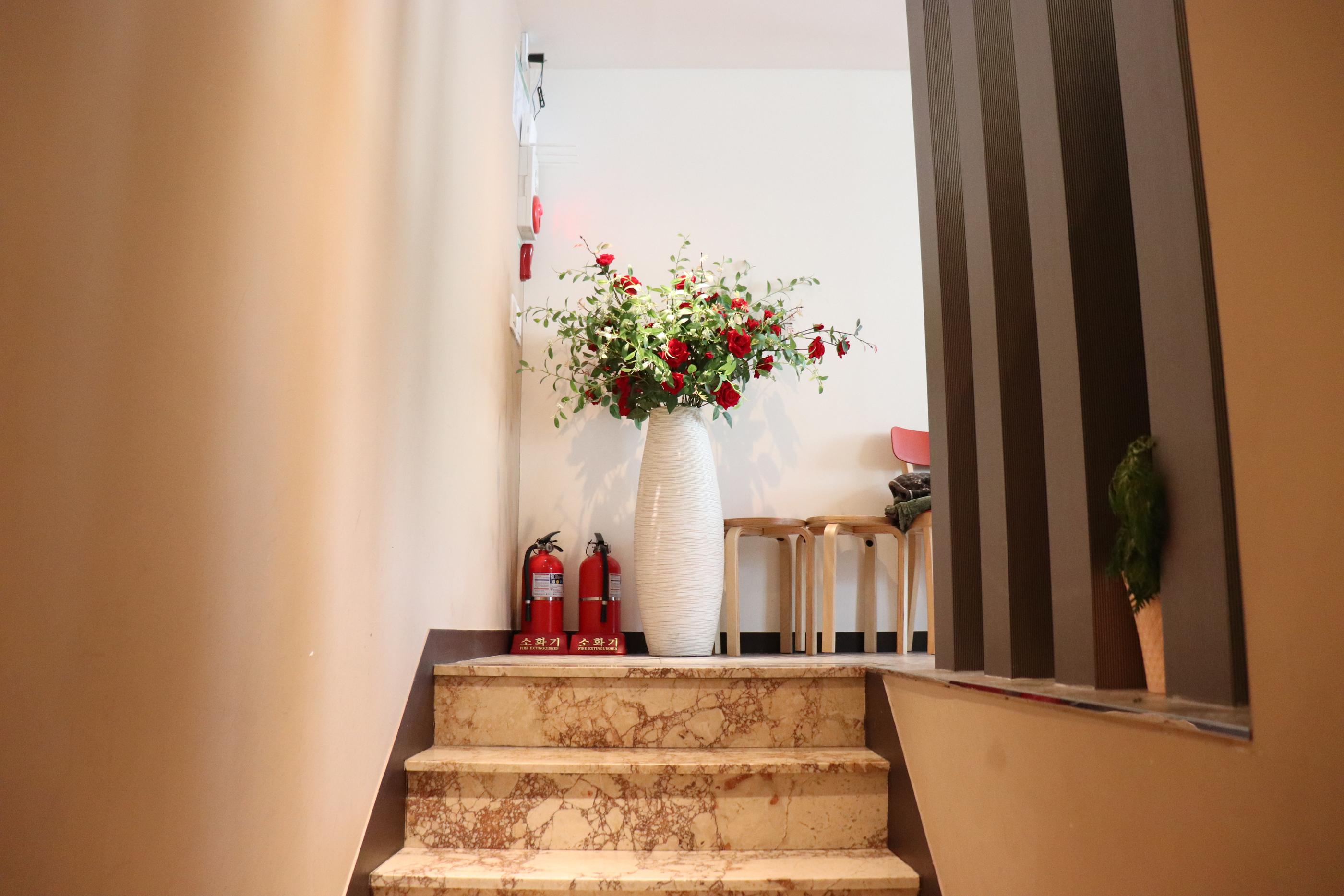 Cafe Pera | Ewha A fancy cafe with a mature aesthetic atmosphere and delicious strawberry tart