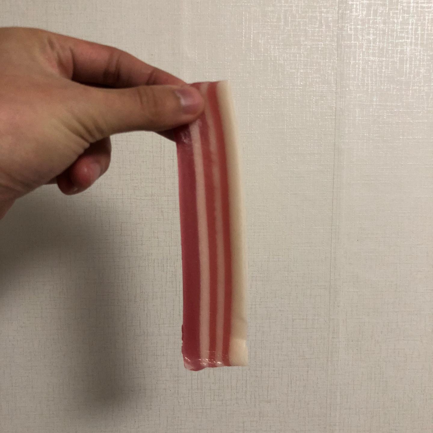 韓國GS25銷售的五花肉軟糖，外形像肉的模樣，但味道卻是甜的，令人驚訝。