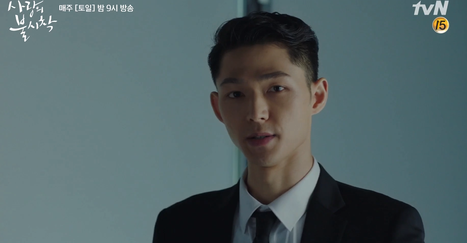 韓劇《愛的迫降》國情院歐爸角色韓東浩，呈現嚴肅神情