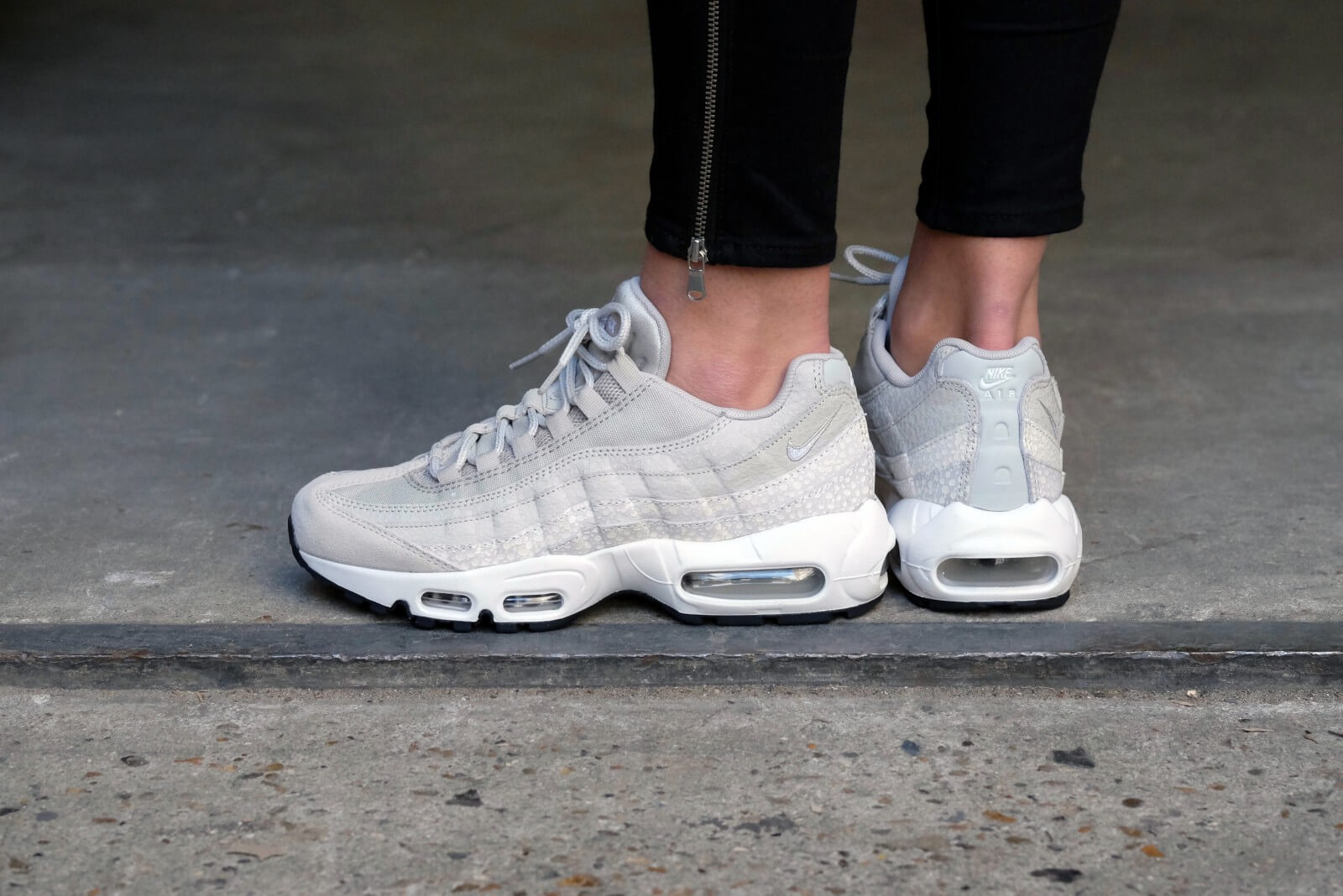 รองเท้า Nike Blazer Mid 77 Vintage สีขาวดีไซน์สวยงามที่ห่อหุ้มข้อ