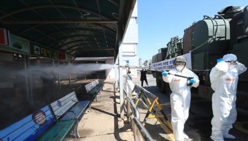 ソウルのバス停で防疫活動を行う作業員