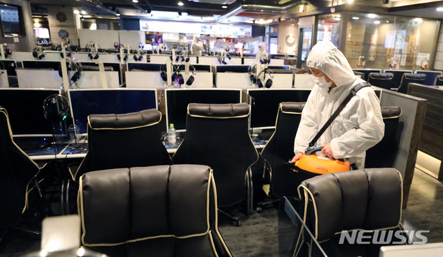 韓國網吧內部消毒，空有的座椅顯示防疫措施