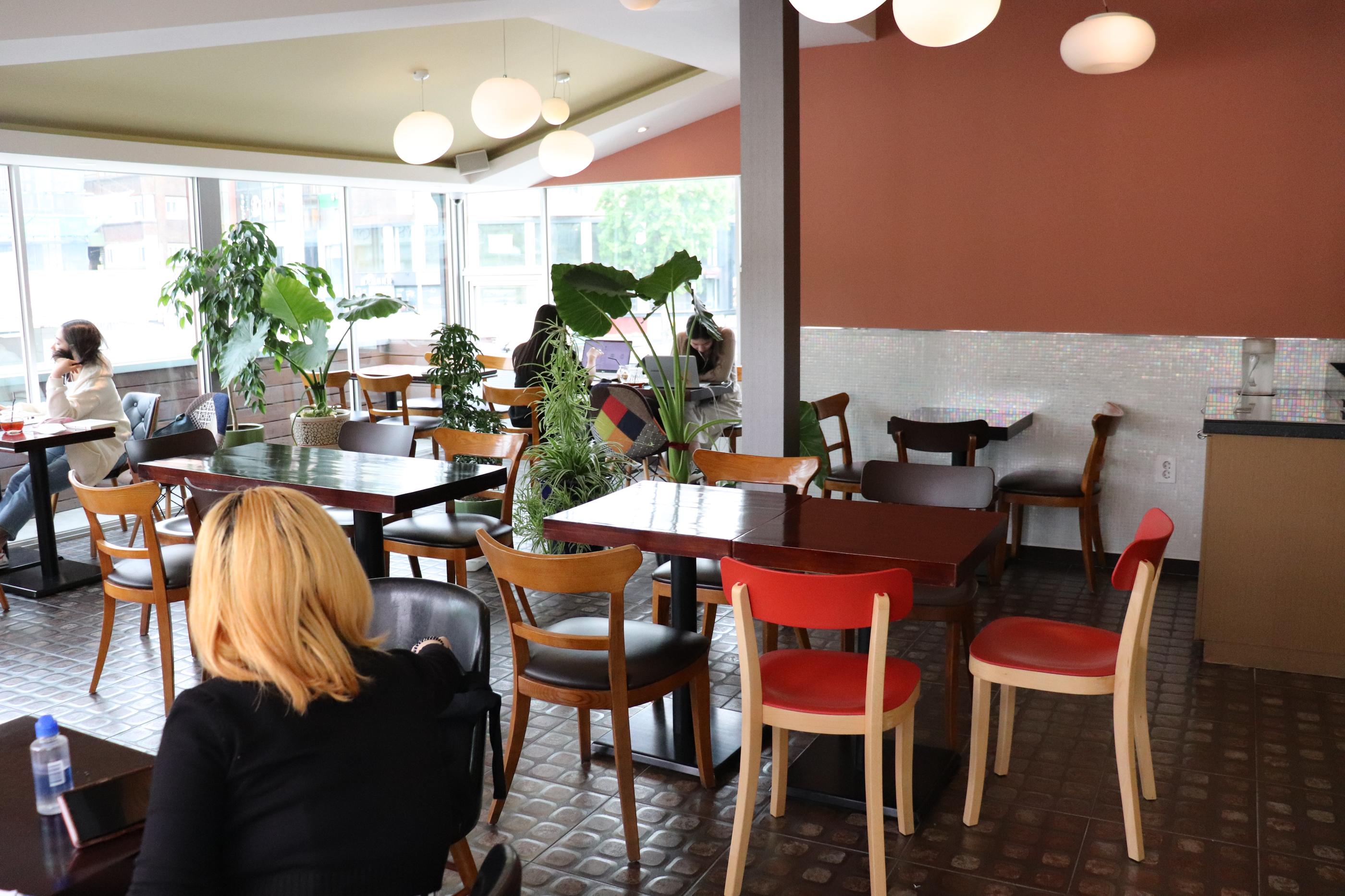 Cafe Pera | Ewha A fancy cafe with a mature aesthetic atmosphere and delicious strawberry tart