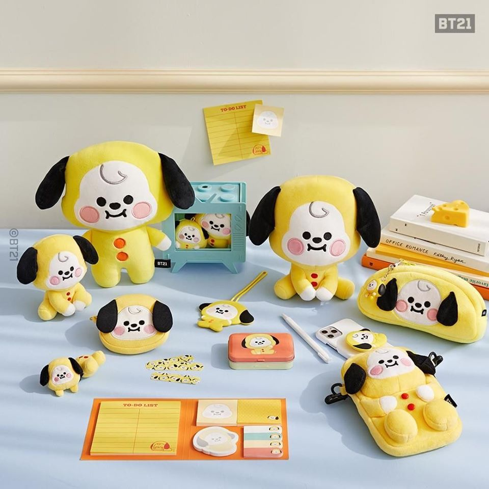 BT21角色CHIMMY的周边产品展览，明亮的黄色产品集合，包括文具和玩偶，散发着活力和欢快的氛围。