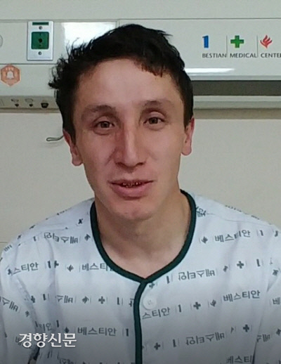 新聞中報導關於拯救火災事件英雄的圖片。