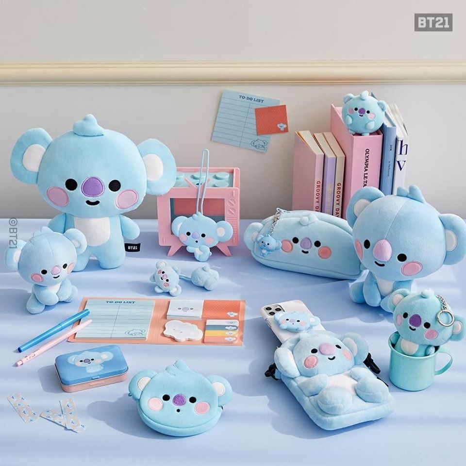 BT21角色KOYA的各种周边产品，包括玩偶、笔袋、贴纸等，营造出一个充满想象力的工作和学习空间。