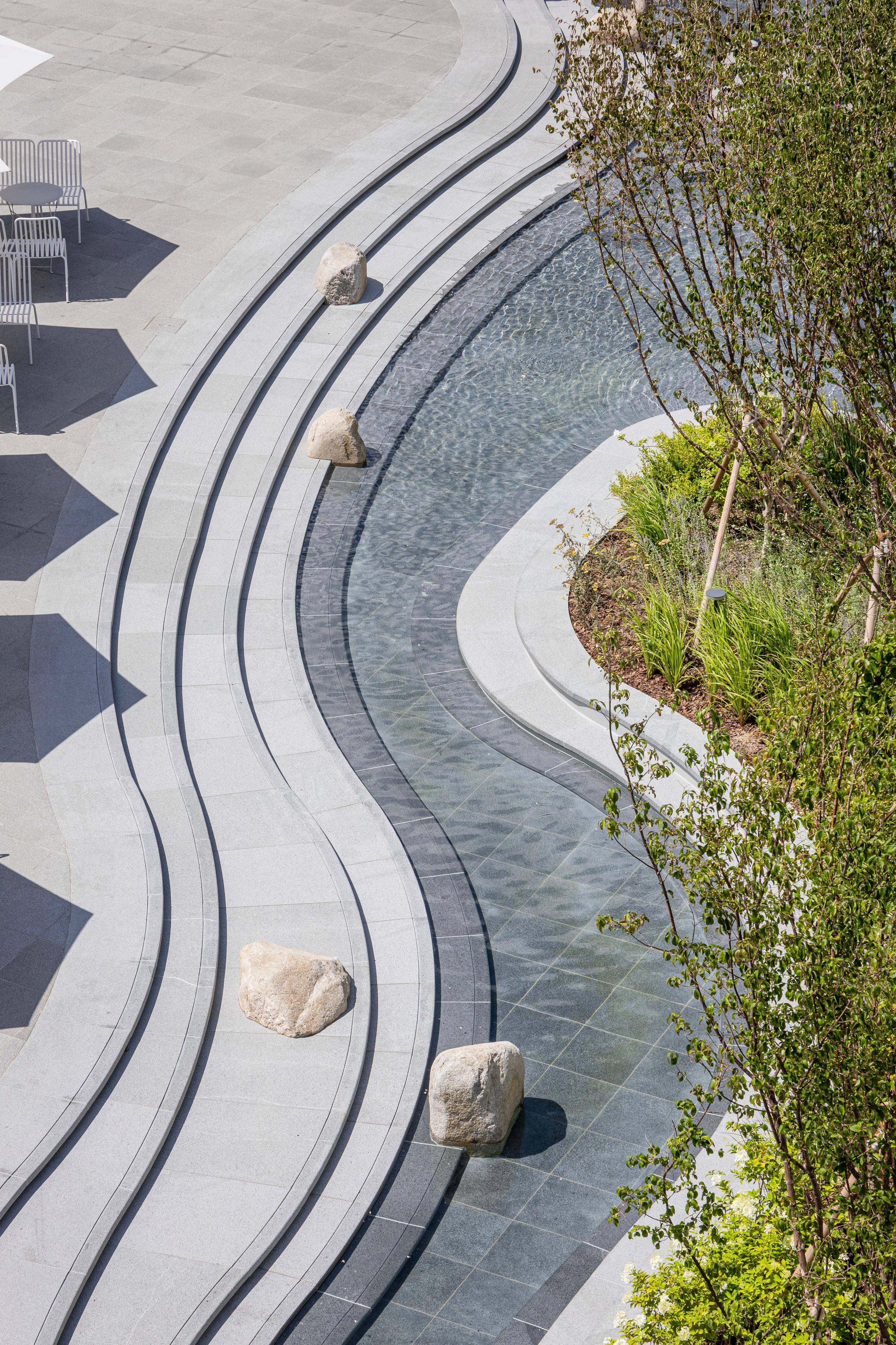 Curved water feature detail