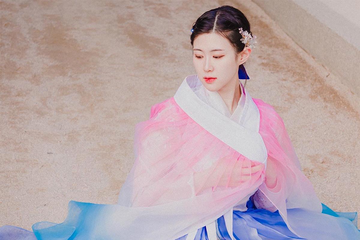 Korean fashion makeover with Gyeongbokgung hanbok rental shop; skin and textile details on wrap-style sleeve Hanbok