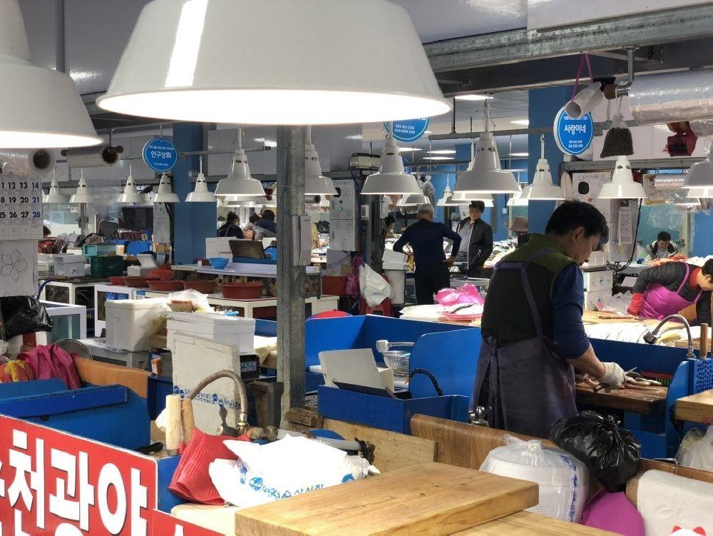 Yeosoo seafood market image 1