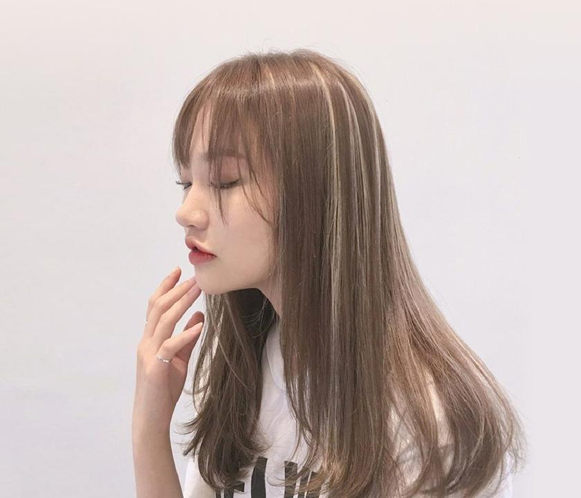 Happy model with bangs and sleeve gesture showcasing Nose, Lip, Eyelash, and Jaw at 순시키 본점(밤헤드) hair salon in Korea.