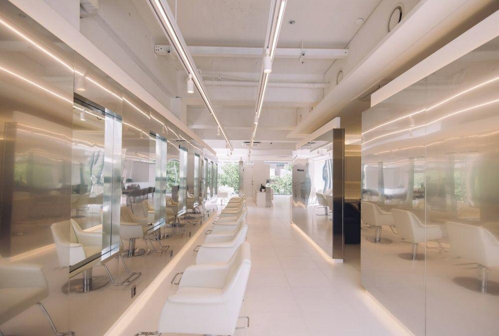 Interior of 순시키 홍대점 hair salon with automotive design fixtures, glass windows, chairs, and flooring.