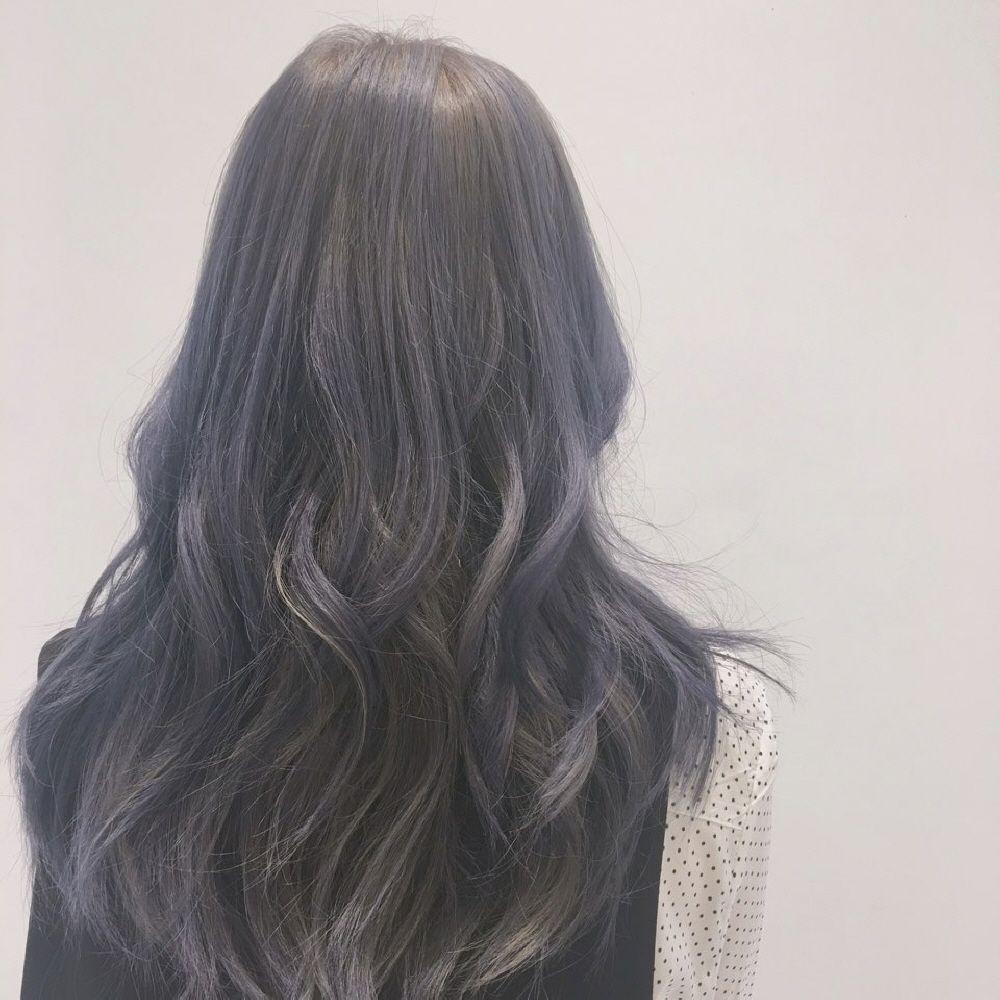 A model showcasing layered grey wig with long neck and sleeve, featuring eyelash lace wig and step cutting for sleek look at 순시키 홍대점 hair salon.