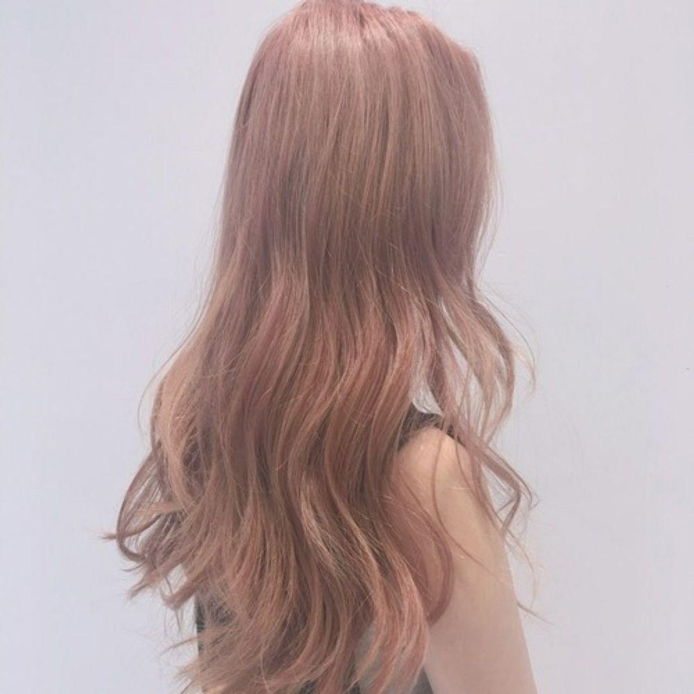 A model with layered, step-cut brown hair and liver-colored artificial hair extensions showcasing a surfer-inspired style at 순시키 홍대점 hair salon in Seoul, Korea.