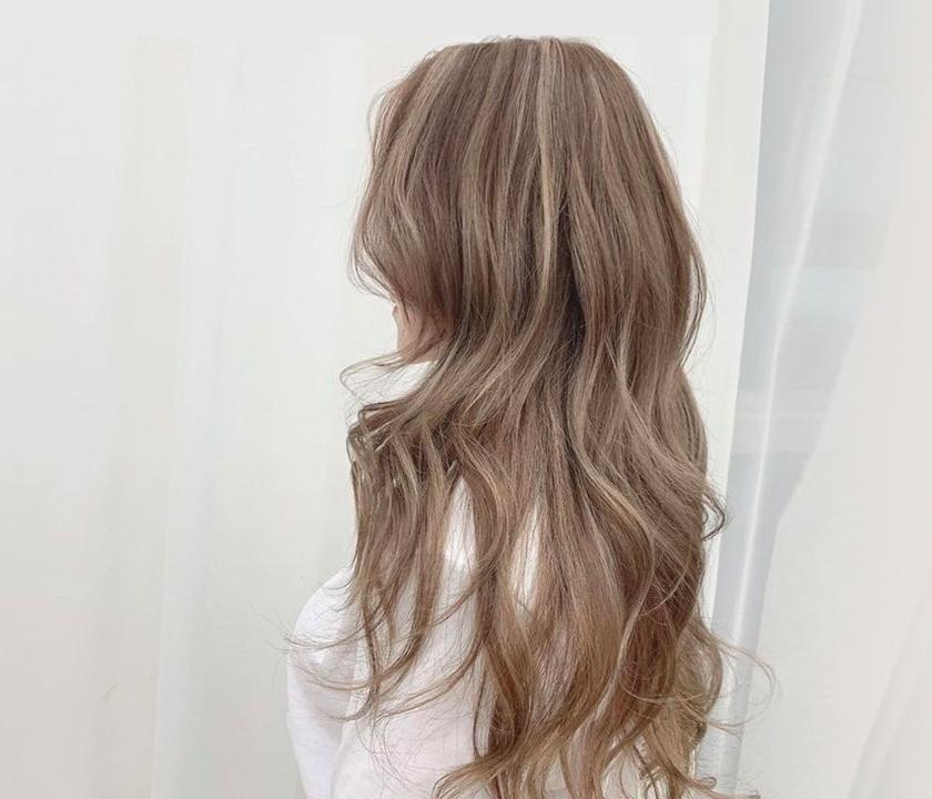 A model with Brown Layered Hair, Step Cutting, and Artificial hair integrations at Hongdae Hair Shop