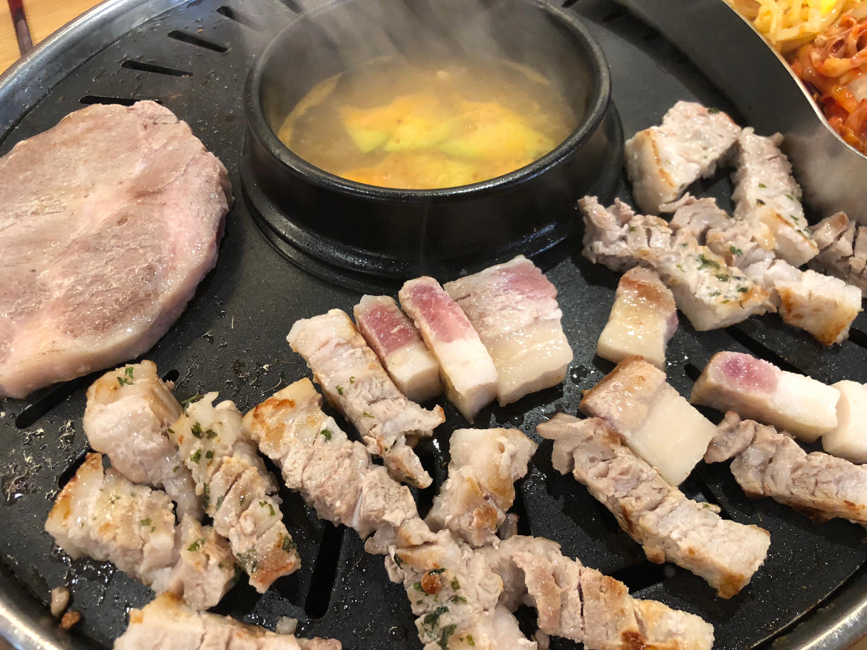 A sizzling pan of Korean pork dish at Gangnam Dwaeji Sanghoe's Hongdae branch with unlimited refills.