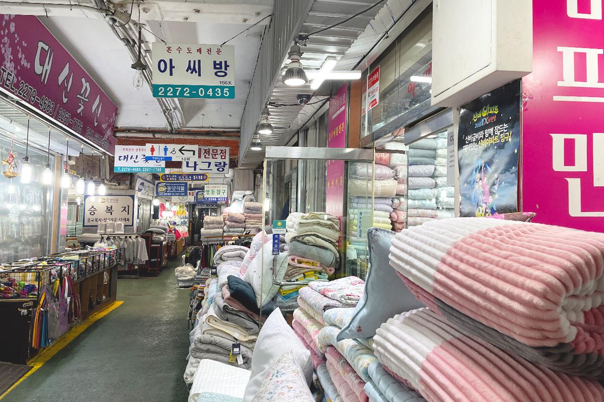 Retail marketplace in Korea's City Square Market: featuring automotive design, trade services, events, and customer experiences.