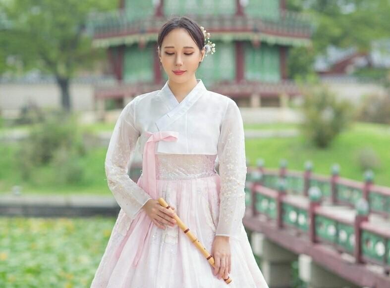 Korean traditional dress with floral pattern and outerwear, standing in front of green grass with shoulder, neck, and sleeve details, photographed at 경복궁 한복.