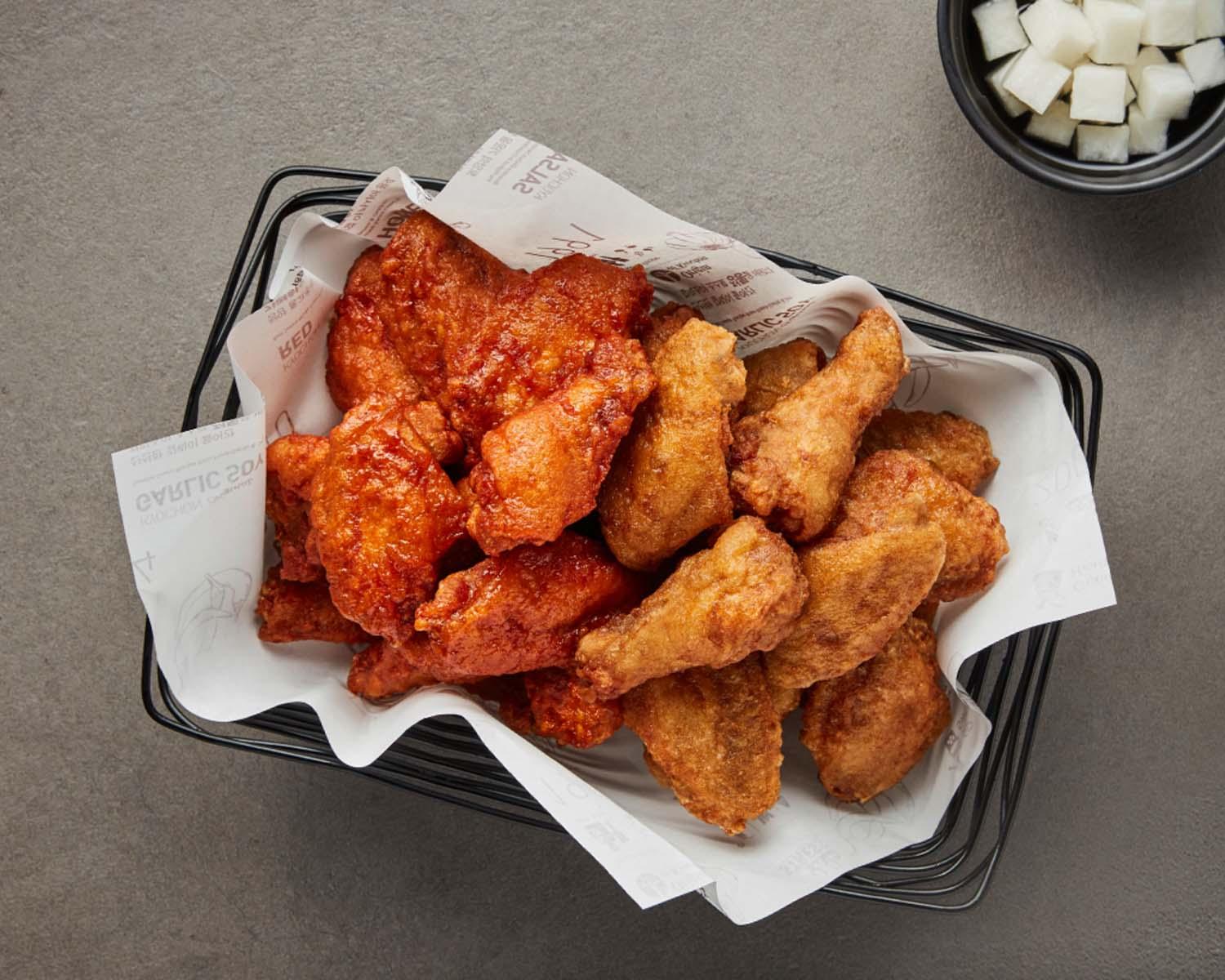 Delicious half and half fried chicken delivered on tableware, served with crispy pakoras and fried to perfection. Ideal fast food recipe.