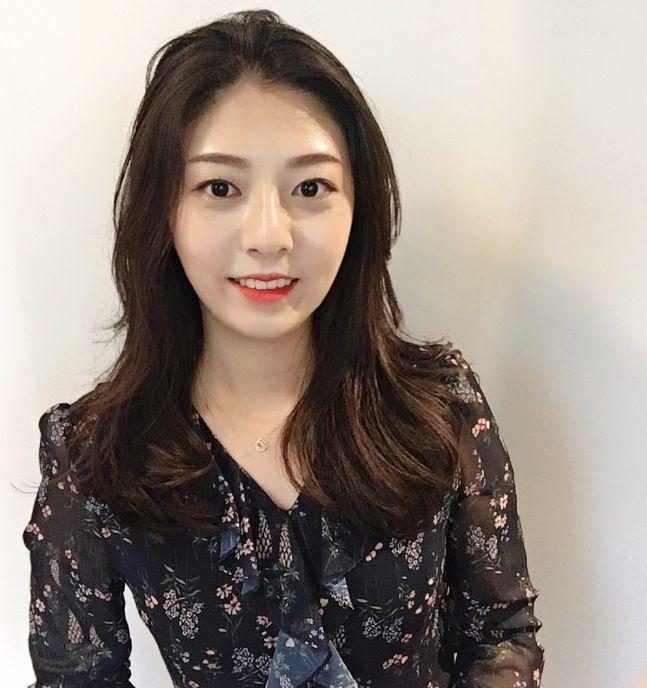 A smiling face with stylish hair and outerwear, emphasizing eyebrows, eyelashes, and neck at Juno Hair Hongdae.